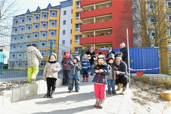 Notbetreuung: "Vage Planung, die sich ständig ändert" - Bewohner des Freiberger Seniorenheimes Johanna Rau haben am Freitag ein Ständchen vom Balkon genossen. Weil der Kindergarten des Kinderschutzbundes direkt an das Grundstück des Heimes angrenzt, haben 14 Krippen- und Kitakinder von ihrem Garten aus für die Senioren musiziert. "Wir wollen trotz der schwierigen Zeit gute Laune verbreiten", sagt Kitaleiterin Sylvia Fritzsch. Die Senioren haben das nunmehr zweite Konzert genossen, geklatscht und mitgesungen. Teilweise hätten sie noch Strophen gesungen, von denen die Erzieherinnen gar nichts wussten, verriet Fritzsch. Nun soll die Aktion öfter stattfinden. Ein Video und weitere Informationen gibt es online.cor freiepresse.de/kita-singt