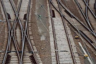Notbremsung: 18-Jähriger kann sich von Gleisen retten - 