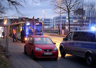 Notbremsung: Drei Busfahrgäste verletzt -