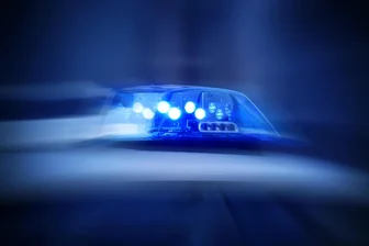 Notbremsung von Bus im Erzgebirge nach riskantem Manöver – Polizei ermittelt - Die Polizei sucht Zeugen, die den Bus-Unfall in Aue sahen.