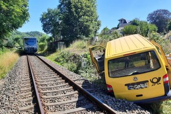 Das Postauto kam unmittelbar an der Bahnstrecke zum Stehen.