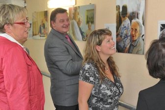 Note 1 - aber es jubelt niemand - 
              <p class="artikelinhalt">Einen neuen Blick auf die Pflege ermöglicht eine gleichnamige Fotoausstellung des Bundesgesundheitsministeriums, die am Montag im Saydaer Pflegeheim "Am Wallgraben" eröffnet worden ist. Heimleiterin Bettina Teufer, Thomas Münch von der Stiftung Münch sowie Mitarbeiterin Sabine Langer (v. l.) schauen sich hier ein Foto von Julia Baier an, das als Schnappschuss während einer Festveranstaltung in einem Pflegeheim entstand.</p>
            