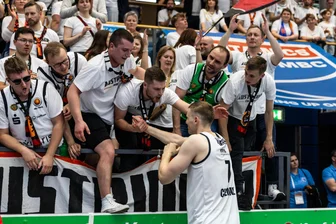 Note 1 mit Sternchen für die Fans: Die Einzelkritik zur Derbyniederlage der Niners Chemnitz in Weißenfels - Trost von den Fans: Niners-Kapitän Jonas Richter nach der Derby-Niederlage in Weißenfels.