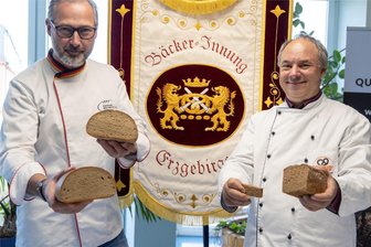 Note „Sehr gut“ für Bäcker aus dem Erzgebirge: Brote bestehen strenge Prüfung durch Experten aus Dresden - André Bernatzky (l.) von der Akademie des Deutschen Bäckerhandwerks in Dresden, und Heiko Schmidt, Innungsobermeister der Bäckerinnung Erzgebirge, haben am Mittwoch Teil zwei der diesjährigen Brotprüfung im Erzgebirge absolviert.