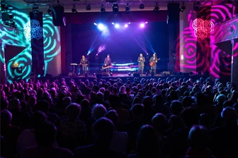 Notendealer feiern im Freiberger Tivoli Bühnenjubiläum - Die Notendealer feierten ihr Bühnenjubiläum im Tivoli mit Musik und Comedy und einem begeisterten Publikum.