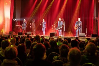Notendealer kehren zum Jubiläum in ihre Heimatstadt Freiberg zurück - Die Notendealer bei ihrem Konzert 2023 im Tivoli – bei seinem „Heimspiel“ hat das Quartett treue Fans.