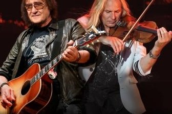 Notendealer und Maschine in Freiberg - Dieter Birr (vorn) gastiert am Samstagabend mit Uwe Hassbecker (Silly) im Schlosshof Freiberg. 