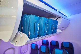 Notevakuierung: Warum das Handgepäck im Flieger bleiben muss - Bei einer Evakuierung muss Handgepäck zwingend im Flieger zurückgelassen werden. Es kann sonst die Notrutschen beschädigen und Passagiere verletzen.