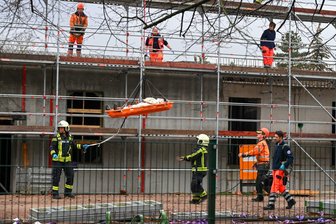 Notfall auf Baustelle in Döbeln: Rettungskräfte seilen Mann von Gerüst ab - Feuerwehr und Rettungsdienst waren am Montag auf einer Baustelle in Döbeln im Einsatz.