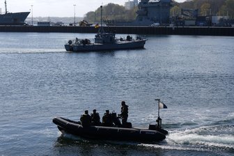 Notfall bei Minentaucherausbildung: Junger Soldat gestorben - Minentaucher der Bundeswehr in einem Schlachboot (Archivbild)