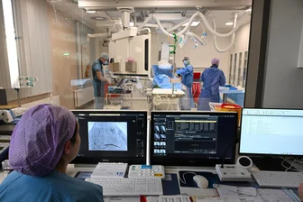 Notfall Herzinfarkt: Patienten im Erzgebirge profitieren von vernetzter Medizin - Blick in eines der modernen Herzkatheterlabore im Kardiologischen Zentrum Chemnitz.