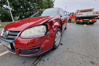 Notfall im Auto: 82-Jähriger fährt in Gegenverkehr - Das Auto eines 82-Jährigen prallte auf einen Pkw in der Gegenspur.