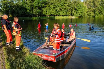 Notfall-Szenario in Naturbad im Erzgebirge: Rettungskräfte proben den Ernstfall - Rettungskräfte probten am Donnerstag im Naturbad Grünhain den Ernstfall.