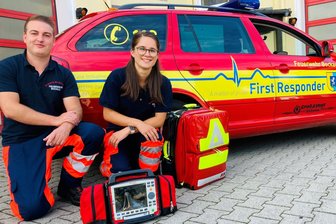 Notfallhilfe im Erzgebirge: Wie First Responder von der Bockauer Feuerwehr Leben retten - Charlotte Mohrmann (20) und Christian Neubert (25) gehören zum 18-köpfigen Team der First Responder aus Bockau, die bei medizinischen Notfällen parallel zum Rettungsdienst ausrücken und meist zuerst vor Ort sind. Vielen Menschen in Not hat das vermutlich schon das Leben gerettet.