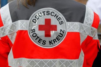 Notfallsanitäter erhalten Ernennungsurkunde -