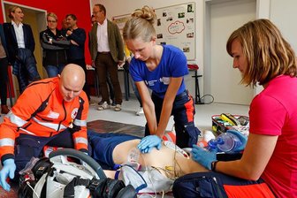 Notfallsanitäter lernen nun in Lichtenstein, wie sie im Ernstfall Leben retten - Kevin Fuchs, Aileen Günther und Kristina Bräutigam (vorn von links) führten vor, worauf es bei einer Reanimation ankommt.