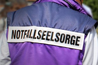 Notfallseelsorger über ihren Job als Schutzengel im Erzgebirge: „Keine Situation ist wie die andere“ - Kommen in verschiedenen Krisensituationen zum Einsatz: Die Helfer von der Notfallseelsorge wollen Betroffenen das Gefühl vermitteln, nicht allein zu sein.