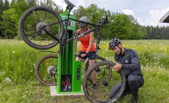 Notfallstation für Fahrräder - Mareike Fiedler und Robert Gropp testen die neue Fahrrad-Reparaturstation.