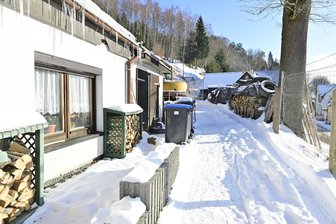 Notlage auf der Klingenthaler Alm: Jetzt greift die Oberbürgermeisterin ein - Stadt sagt Schnee und Glätte Kampf an: Jetzt wird die Straße Zur Alm befahrbar gemacht.