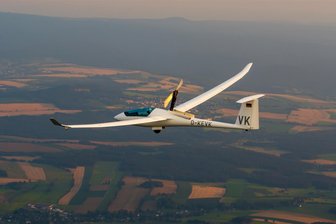 Notlandung: Segelflieger geht auf Getreidefeld in Rodewisch nieder - Der Pilot eines Segelflugzeugs ist am Samstag auf einem Getreidefeld gelandet.