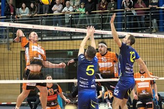 Notlösung wird zum Erfolgsgaranten - Neben MVP Rico Knöbel (links) überzeugten am Samstag beim 3:0-Sieg gegen Marktredwitz auch viele andere Zschopauer wie Rick Zimmermann (Nummer 13), Nils Kindel (Nr. 16) und Marcus Benthien (Nr. 8).