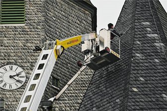 Notreparatur: Dach der Petrikirche in Rochlitz ist undicht - Mitarbeiter der Firma Lipfert Bedachungen aus Bad Lausick haben am Donnerstag am Dach der Rochlitzer St. Petrikirche eine Notreparatur wegen eindringenden Wassers durchgeführt. 