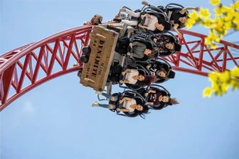 Notruf aus der Achterbahn: Wenn das Handy selbst die 112 anruft - Die Achterbahn „Dynamite“ im Freizeitpark Plohn wartet mit Loopings auf. Dabei werden manchmal versehentlich Notrufe über Mobiltelefone ausgelöst.
