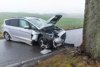 Notrufsystem ruft Rettungsleitstelle - Durch den Aufprall wurde das automatische Notrufsystem im Fahrzeug ausgelöst. 