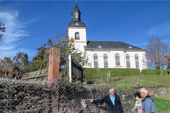 Notsicherung in Zettlitzer Dorfmitte kommt nicht gut an - Bürgermeister Steffen Dathe (l.) wird nahezu täglich mit Fragen konfrontiert, weshalb die Mauer lediglich notgesichert wurde. 
