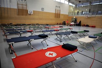 Notunterkünfte bei Hochwasser oder anderen Katastrophen: Wie das Erzgebirge vorbereitet ist - Bei Katastrophen wie Hochwasser brauchen Menschen schnell eine Notunterkunft. Diese Feldbetten wurden in Thüringen im Dezember 2023 aufgestellt.