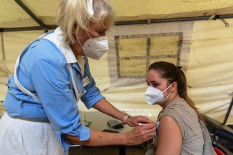 Novavax trifft im Vogtland ein: Erster Impftag beginnt verhalten - Anna Wölfel (21) lässt sich von Krankenschwester Gisela Weck den Novavax-Pieks geben. Sie wartete gezielt auf das Vakzin.