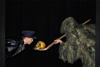 Novembertage: Zwickauer Mondstaubtheater zeigt „Jubiläum?“ - Schwarzer Humor in einem surrealen Spiel: Das Stück „Jubiläum?“ wird aufgeführt.