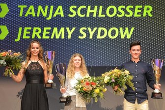 Novum bei ADAC-Gala in Zwickau: Tanja Schlosser und Jeremy Sydow teilen sich die höchste Auszeichnung - Großer Bahnhof: Enduro-Europameisterin Tanja Schlosser (l.) und Jeremy Sydow, Dritter der Junioren-WM, wurden am Wochenende vom ADAC in Zwickau geehrt. In der Mitte die Siegerin im Nachwuchsbereich, Anina Urlaß aus Hohndorf, die die Mini-GP-Austria-Series gewann.
