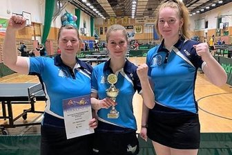 Novum für Vereinsgeschichte - Sophie Greinert, Laura Rüffer und Nele Baumann (v. l.) vom TSV Schlettau haben den Landespokal der Verbandsklassen in Döbeln gewonnen. Nun dürfen sie zum deutschen Endausscheid. 