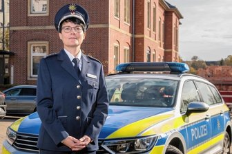 Novum fürs Erzgebirge: Frau übernimmt Kommando im Revier - Michaela Hengst ist seit Dienstag ganz offiziell neue Leiterin des Polizeireviers Marienberg. Das bekommt bis Ende 2023 einen Anbau. Dieser wird im Erdgeschoss etwa über Garagen verfügen und in der ersten Etage über Büroräume für den Kriminaldienst, erklärt die 46-Jährige.