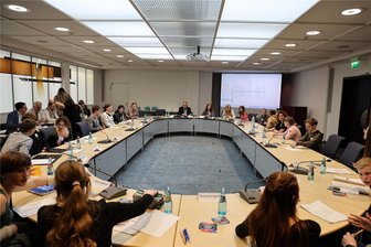 Novum im Erzgebirge: Jugendliche übernehmen Stadtrat - Wo sonst gestandene Stadträte diskutieren, kamen am Dienstag Jugendliche zusammen.