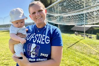 Novum im Fußball im Erzgebirge: Schwangere trainiert Männer – und der Aufstieg gelingt - Paula Mäurer, Trainerin des SV Albernau, und ihr Söhnchen Fred auf dem Sportplatz des Orts. Dort gelang vorige Saison der Aufstieg.