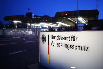 NPD-Gutachter zur AfD-Einstufung: „Wie deutlich soll man noch machen, in welche Richtung es geht?“ - Das Bundesamt für Verfassungsschutz hat die AfD als gesichert rechtsextremistisch eingestuft, will die Aussage aber bis zu einem Gerichtsurteil nicht wiederholen. Experte Steffen Kailitz rechnet nicht mit einem AfD-Erfolg.