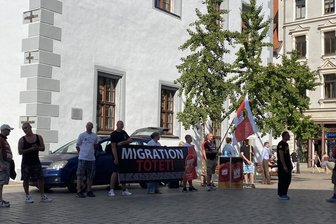 NPD-Mahnwache und Gegendemo auf Freiberger Obermarkt -