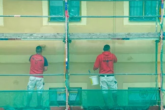NS-ähnliche Symbolik auf Baustelle in Freiberg: Staatsschutz ermittelt - Die beiden Maler bei Fassadenarbeiten an der Freiberger Prüferstraße. Ein irritierter Leser fotografierte die Szene und schickte die Bilder an die „Freie Presse“.