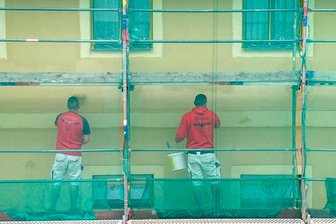NS-ähnliche Symbolik auf Baustelle in Freiberg: Staatsschutz ermittelt - Die beiden Maler bei Fassadenarbeiten an der Freiberger Prüferstraße. Ein irritierter Leser fotografierte die Szene und schickte die Bilder an die „Freie Presse“.