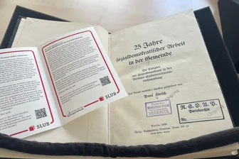 NS-Raubgut an Chemnitzer IG Metall übergeben - Eines von drei Büchern, die einst aus der Chemnitzer Gewerkschaftsbibliothek von Nationalsozialisten geraubt und nun restituiert wurden.
