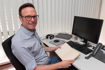 NS-Raubgut in Bibliotheken? Dieser Mann hilft von Chemnitz aus bei der Identifizierung - Volker Cirsovius berät und unterstützt kommunale Bibliotheken bei der Herkunftsforschung.