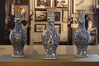 NS-Raubkunst in Glauchau: Die Geschichte hinter der Rückgabe - Die drei Porzellanvasen aus China sind um 70 Zentimeter groß und etwa 300 Jahre alt.