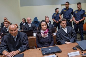NSU: Die Urteile von München - Beate Zschäpe kurz vor der Urteilsverkündung im Gerichtssaal im Oberlandesgericht zwischen ihren Anwälten Hermann Borchert (l.) und Mathias Grasel (r.).