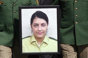 NSU: Ein Kommissar mit hellseherischen Fähigkeiten - Beim Trauerzug in Baden-Württemberg trugen Polizisten das Porträt der ermordeten Kollegin Michèle Kiesewetter vor sich her.