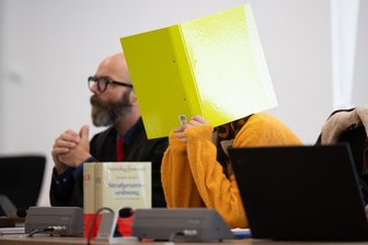 NSU-Prozess: Das mysteriöse Graffito am Tatort des Heilbronner Polizistenmordes - Susann E., engste Vertraute der Rechtsterroristin Beate Zschäpe im Untergrund, muss sich am OLG Dresden wegen Terrorhilfe und Beihilfe zu bewaffnetem Raub verantworten (neben ihr Verteidiger Uwe Schadt).