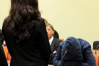 NSU-Prozess: Explosive Christstollen und Taschenlampen - Beate Zschäpe betrachtet ihren Mitangeklagten und Kronzeugen der Anklage, Carsten S.