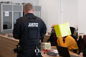NSU-Prozess gegen Susann E. in Dresden: Zschäpe soll nicht nur gegen ihre beste Freundin auspacken - Susann E., die Vertraute der NSU-Terroristin Beate Zschäpe im Zwickauer Untergrund, (Foto vom ersten Prozesstag) ist unter anderem wegen Beihilfe zum letzten Bankraub angeklagt.