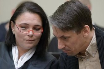 NSU-Prozess: Zungenschläge sind tückischer als Fingerabdrücke - Der Angeklagte Ralf Wohlleben bespricht sich mit seiner Anwältin Nicole Schneiders.